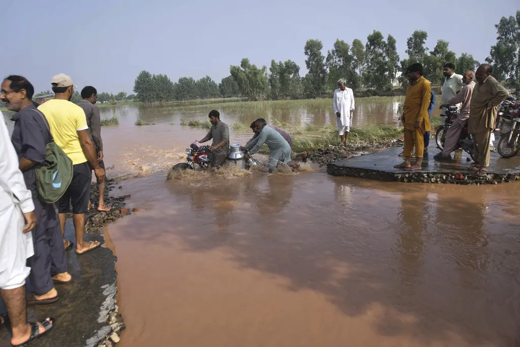 Inundaciones en Pakistán dejan a muchos sin ayuda