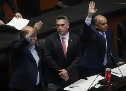 Sesión extraordinaria del Congreso de la Unión inicia con polémica