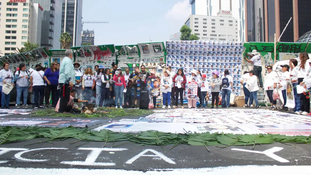 Tapizan con fichas de búsqueda una glorieta en CDMX