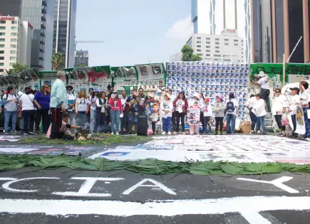 Tapizan con fichas de búsqueda una glorieta en CDMX