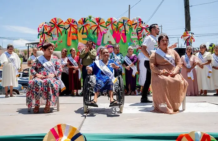 Festejan al adulto mayor, coronan a la reina de reinas