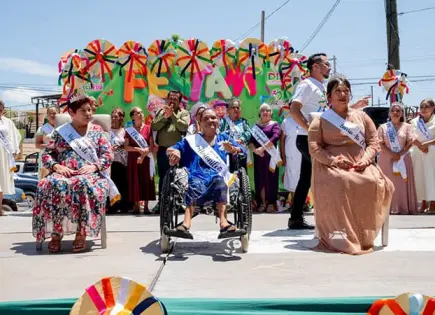 Festejan al adulto mayor, coronan a la reina de reinas