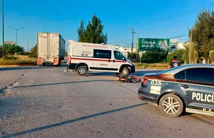 Muere adolescente al chocar contra camión