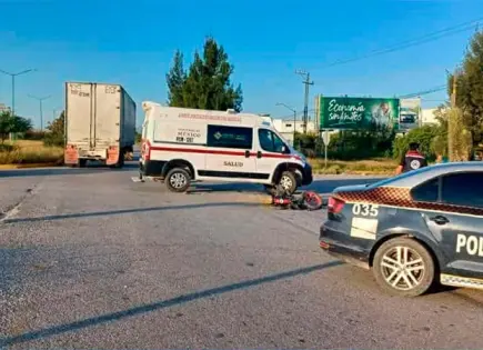 Muere adolescente al chocar contra camión