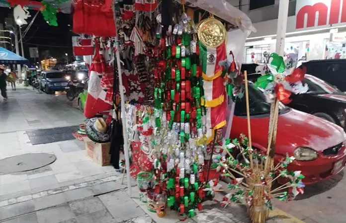 Ambulantaje patrio invade calle Hidalgo