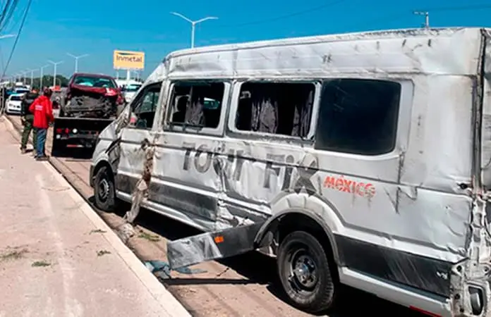 Chocan carro y camioneta en el Periférico Norte