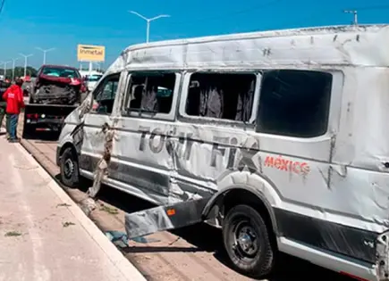 Chocan carro y camioneta en el Periférico Norte