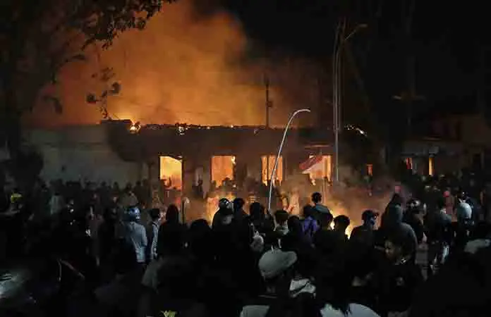 Incendio cobra 3 vidas en Indonesia