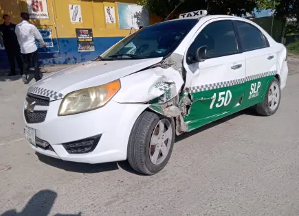 Taxista provoca choque con carroza fúnebre en Ciudad Valles