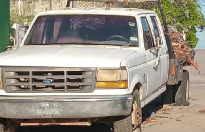 Vehículos abandonados en calle, focos contaminantes