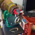 Bomberos atrapan víbora en una casa
