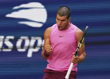 Carlos Alcaraz realiza jugada espectacular en el Abierto de Estados Unidos