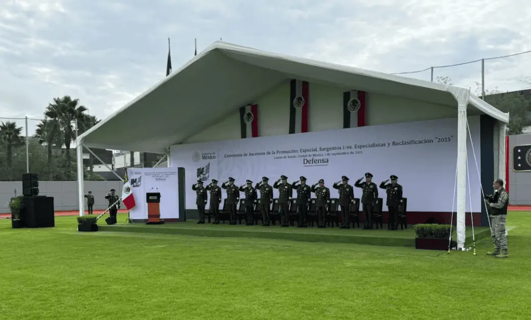 Ceremonia de ascenso y reclasificación para mil 760 militares en México