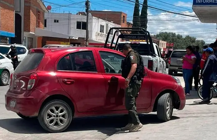Comerciante enfrenta a extorsionadores y lo matan