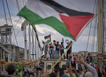Flotilla Global Sumud zarpa hacia Gaza desde Barcelona