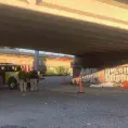 Hallan a indigente sin vida bajo un puente