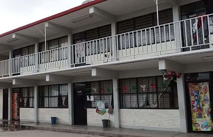 Inician clases con escuelas sin profesores
