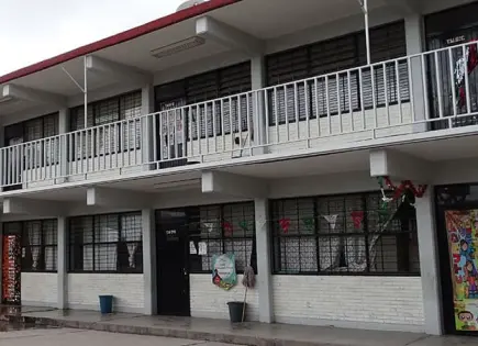 Inician clases con escuelas sin profesores