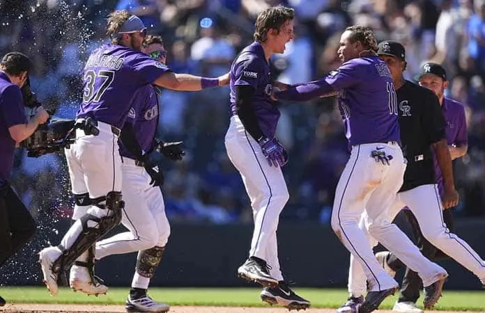 Mickey Moniak da victoria a Rockies
