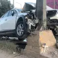 Se estampa camioneta contra poste metálico