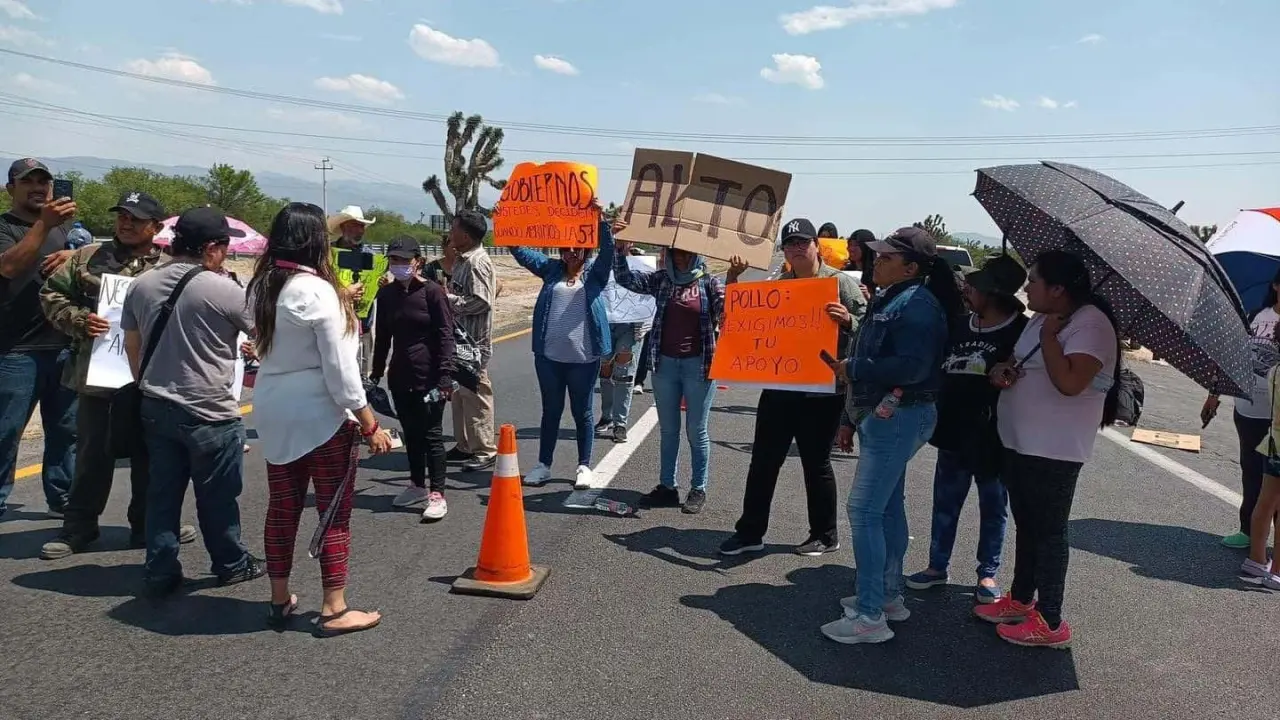 Bloqueo en carretera 57 rumbo a Matehuala desquicia el tráfico