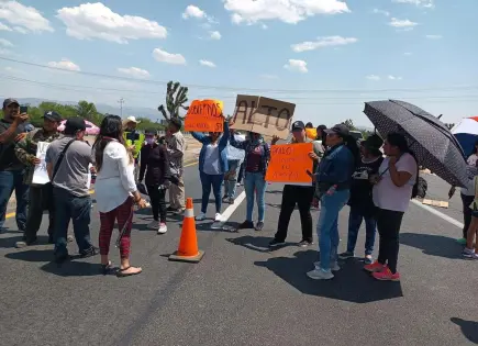 Bloqueo en carretera 57 rumbo a Matehuala desquicia el tráfico
