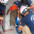 Cae adulto mayor de su propia altura y se lesiona