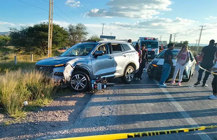Fallece mujer al chocar contra una camioneta