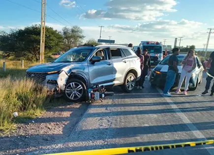 Fallece mujer al chocar contra una camioneta