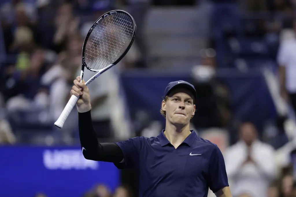 Jannik Sinner avanza a cuartos de final en el Abierto de Estados Unidos tras incidente con aficionado
