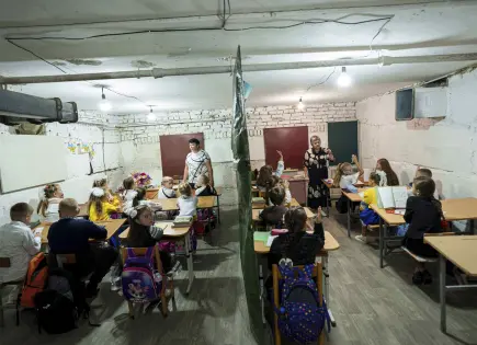 Niños de Ucrania inician el año escolar en aulas subterráneas para evitar las bombas rusas