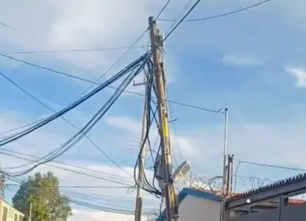 Video | Preocupa a vecinos de la Benito Juárez poste a punto de caer
