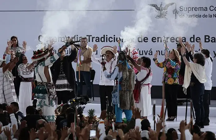 Recibieron el bastón de mando y una “limpia”
