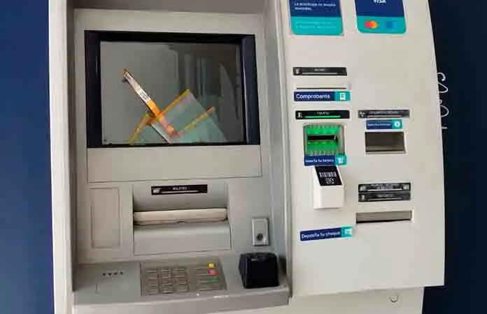 Vandalizan un cajero de BBVA en Las Vías