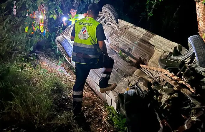 Vehículo se sale del camino y vuelca en Ciudad Valles 
