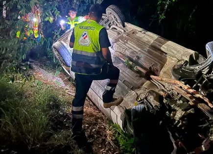 Vehículo se sale del camino y vuelca en Ciudad Valles 