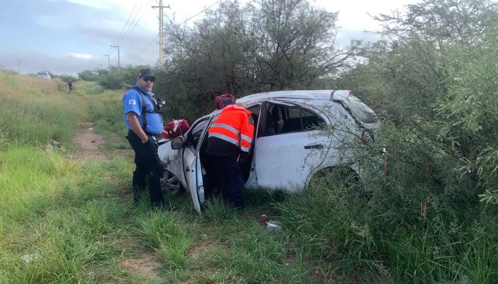 Volcadura en carretera a Peñasco deja solo daños materiales