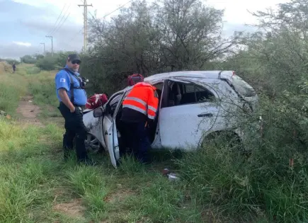Volcadura en carretera a Peñasco deja solo daños materiales