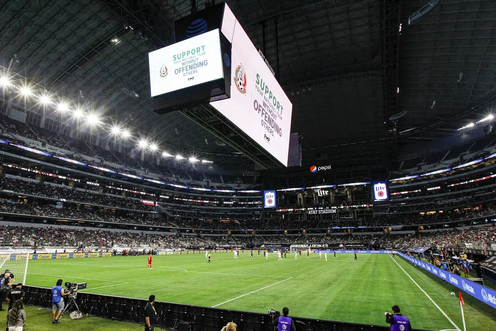 Activistas LGBTQ+ luchan contra el canto homofóbico en el fútbol mexicano