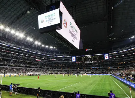 Activistas LGBTQ+ luchan contra el canto homofóbico en el fútbol mexicano