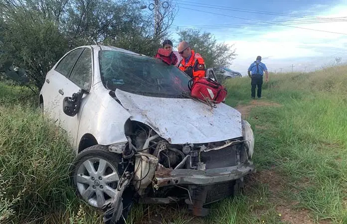 Carro vuelca en el Camino a Peñasco