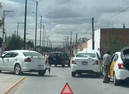 Chocan autos por alcance, sólo daños