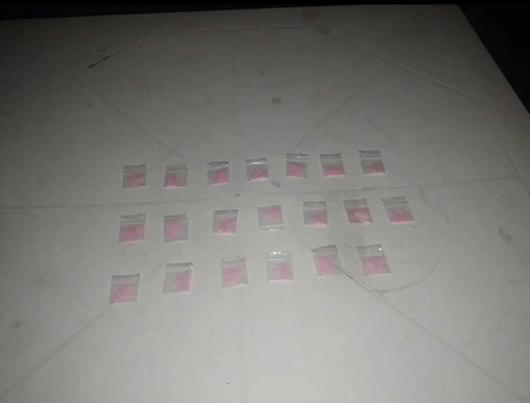 Circulaba con droga en su moto