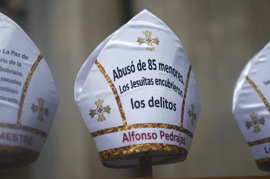 Justicia boliviana condena a un año de cárcel a sacerdotes por encubrir abusos de menores