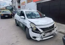 Otra vez un taxi en choque de tres vehículos en Av. Universidad