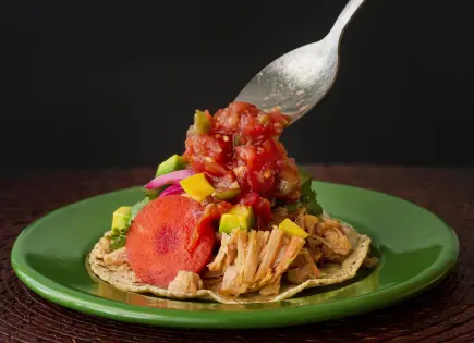 Prepara unas tostadas de tinga vegetarianas para la Noche Mexicana