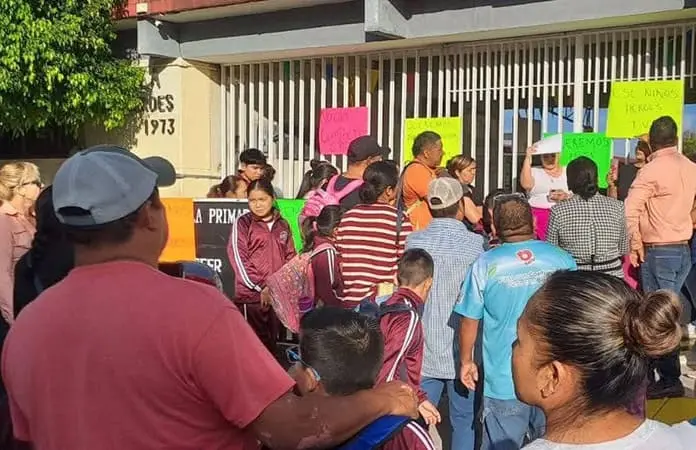 Protestan por falta de maestro