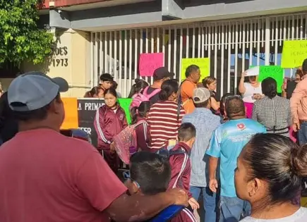 Protestan por falta de maestro