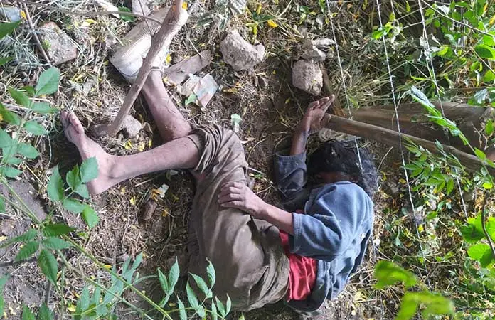 Rescatan a indigente que cayó a una zanja