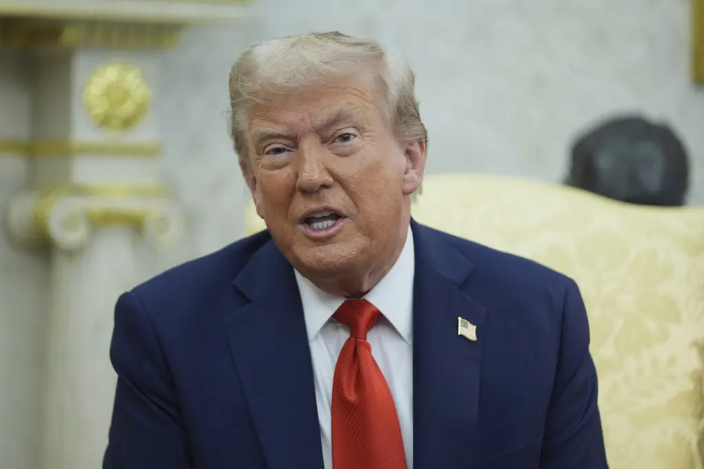 Trump justifica ataque militar a lancha de narcotraficantes